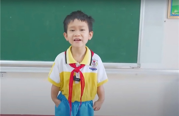 Cậu bé hát dân ca ‘gây bão’ mạng xã hội được ‘phù thủy phẫu thuật’ nối dài cánh tay dị tật