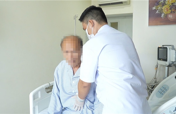 Cứu sống ngoạn mục ca ngưng tim 95 phút trên sân tennis
