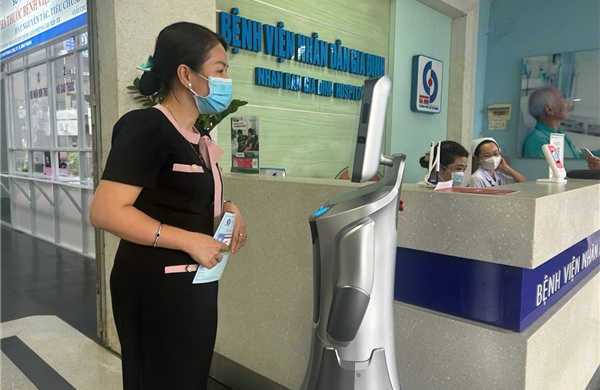 Người bệnh thích thú với robot &#39;tiếp tân&#39; ở TP Hồ Chí Minh