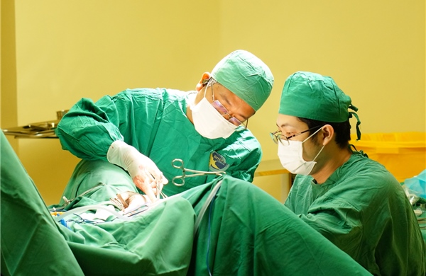 Bác sĩ Việt Nam kịp thời cứu sống nam thanh niên Campuchia bị hoại tử hiếm gặp