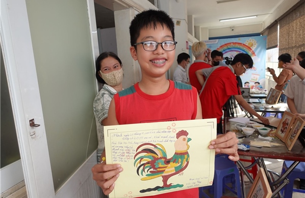 Bệnh nhi hào hứng tham gia vẽ tranh cát Đông Hồ gửi lời tri ân thầy cô nhân ngày 20/11