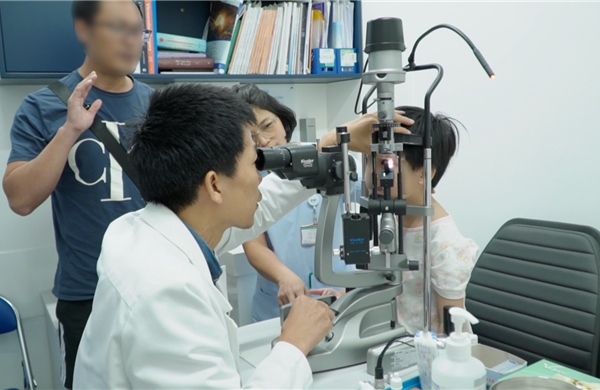 Bác sĩ cảnh báo trẻ có thể mất thị lực chỉ sau vài ngày cảm sốt, nghẹt mũi