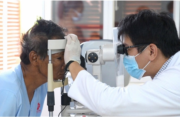 Cảnh báo chấn thương mắt nghiêm trọng khi sử dụng máy cắt cầm tay và máy cắt cỏ