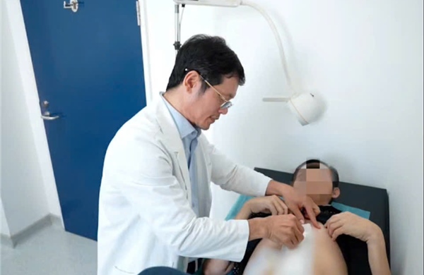 Người đàn ông mắc căn bệnh cực hiếm trên thế giới, 7 năm liền 'ăn vào nôn ra'