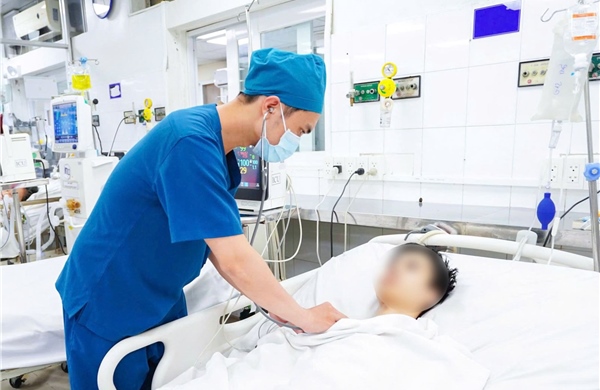 Điều trị thành công nam sinh 15 tuổi bị sốt xuất huyết biến chứng nặng hiếm gặp