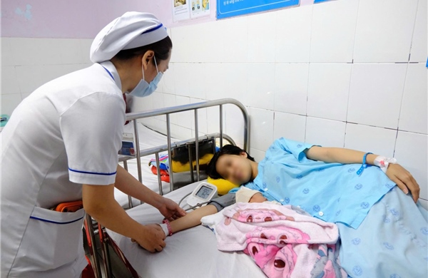 Thai phụ 39 tuần sốc phản vệ sau khi ăn ốc, bác sĩ mổ khẩn cứu hai mẹ con