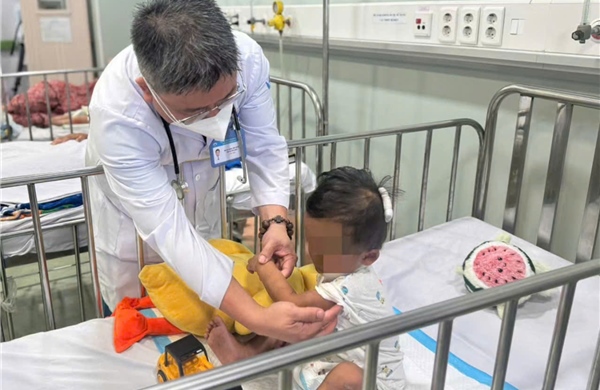 Bé trai 2 tuổi nghi bị mẹ ruột và người tình bạo hành đã qua cơn nguy kịch