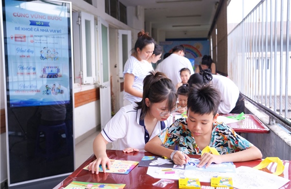 Rộn ràng ngày khai giảng đặc biệt của bệnh nhi trong các bệnh viện 