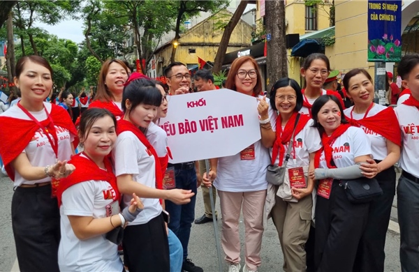 Lần đầu tiên kiều bào tham gia diễu binh, diễu hành mừng Quốc khánh