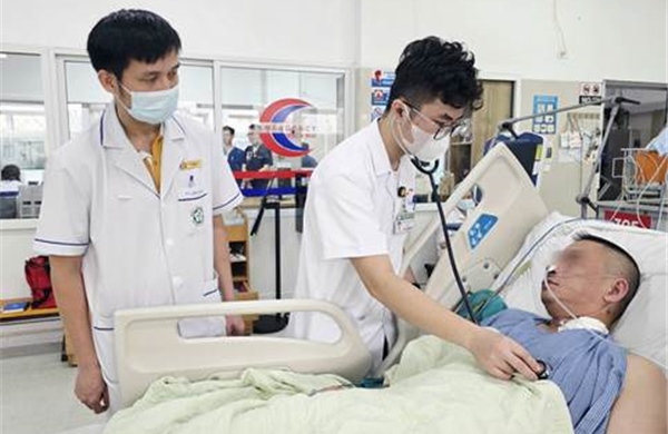 Người đàn ông nguy kịch, gục ngã tại bệnh viện sau cơn tức ngực nhẹ