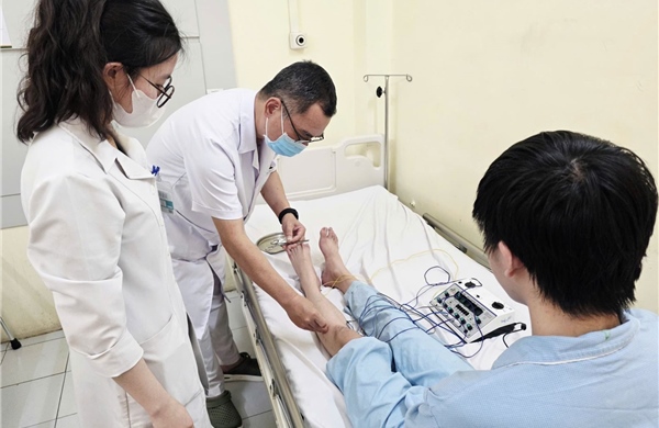 Thường xuyên ngồi khoanh chân, nam thanh niên yếu liệt chân, bàn chân rủ