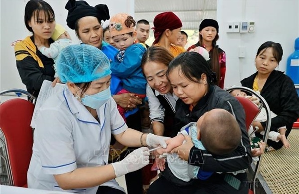 Thí điểm mở rộng hỗ trợ các cặp vợ chồng sinh con trước 35 tuổi 