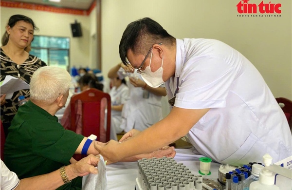 Người dân phấn khởi vì từ nay được khám sức khỏe miễn phí gần nhà