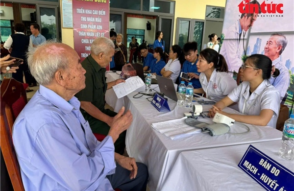 Dân số già nhanh, chuyển tư duy chăm sóc người cao tuổi dựa vào cộng đồng 
