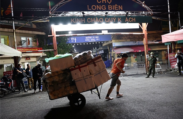 Tiểu thương vui mừng khi chợ Long Biên mở cửa trở lại