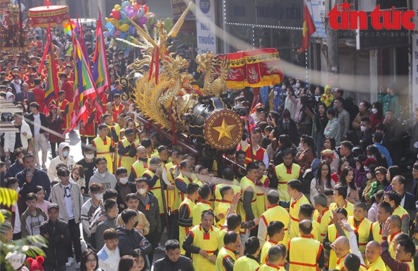 Tưng bừng lễ hội rước pháo Đồng Kỵ