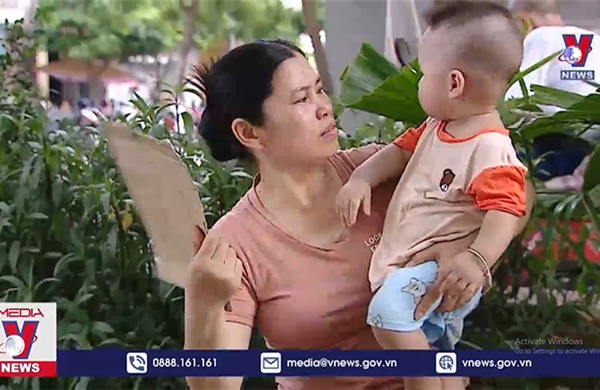Người dân Hà Nội khổ sở đối phó tình trạng cắt điện