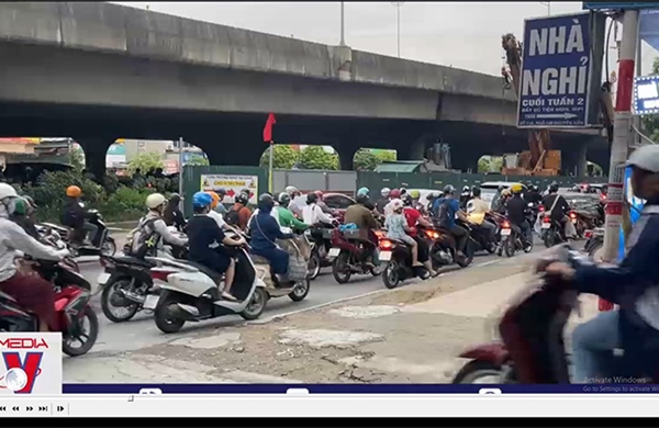 Những ‘lô cốt’ án ngữ giữa con đường đông đúc nhất Thủ đô