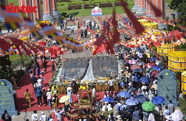 Người dân cầu nguyện bên &#39;Dấu chân Phật Đà&#39; nặng hơn 100 tấn tại chùa Tam Chúc