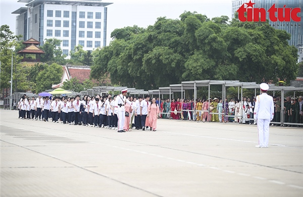 Dòng người xếp hàng vào Lăng viếng Bác trong ngày sinh của Người
