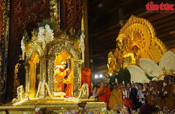 Người dân Ninh Bình đội nắng cung rước xá lợi Đức Phật về chùa Bái Đính