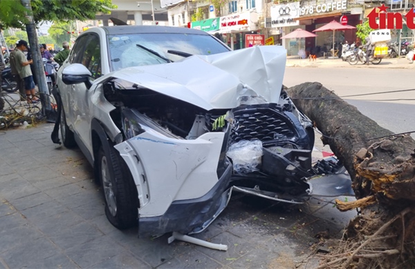 Hiện trường xe ô tô mất lái tông hơn 10 xe máy, cây xanh bật gốc giữa phố Hà Nội