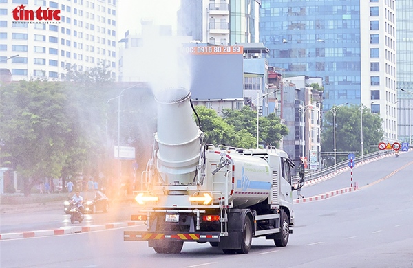 &#39;Pháo xa sương mù&#39; lăn bánh trên phố Hà Nội