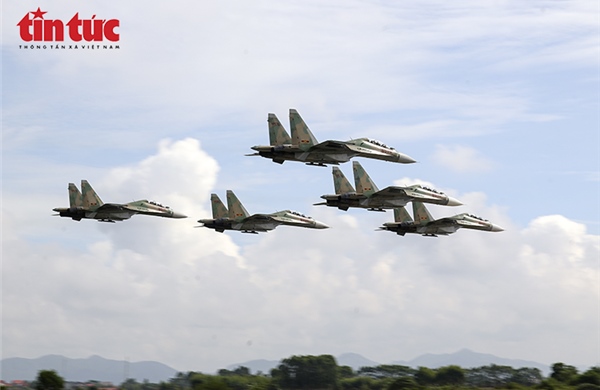 SU-30MK2 luyện tập bay đội hình đặc biệt chào mừng 80 năm Quốc khánh