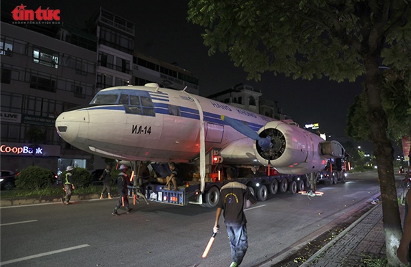 Xuyên đêm vận chuyển thành công máy bay IL-14 lịch sử về Trung tâm Hội chợ Triển lãm Quốc gia