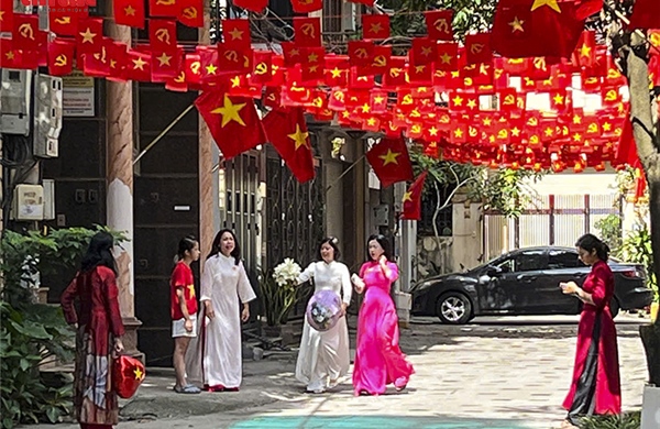 Thiêng liêng màu cờ Tổ quốc trên các ngõ phố Thủ đô