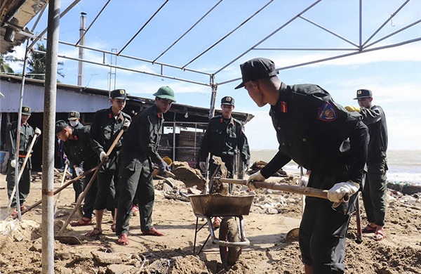 Trung đoàn CSCĐ Nam Trung Bộ hỗ trợ nhân dân khắc phục hậu quả bão số 13