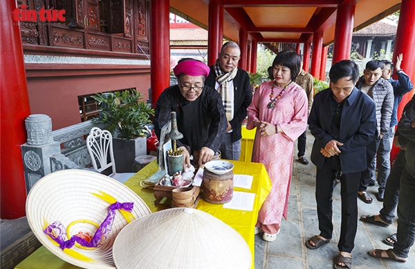 Bộ sưu tập hiện vật hầu đồng quý hiếm lần đầu ra mắt cộng đồng tín ngưỡng