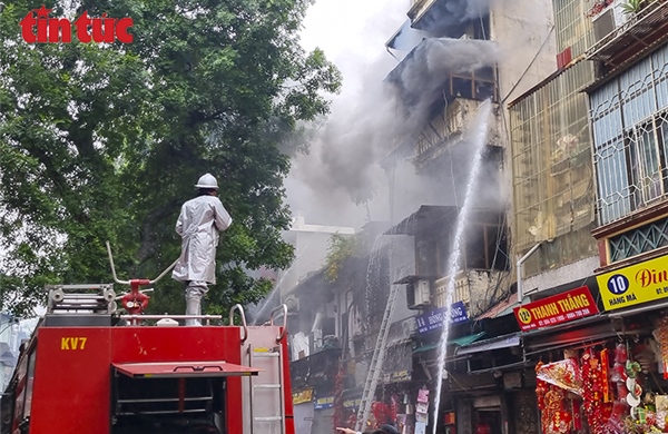 Hà Nội: Cháy nhà cao tầng trên phố Hàng Mã, một người bị thương nặng