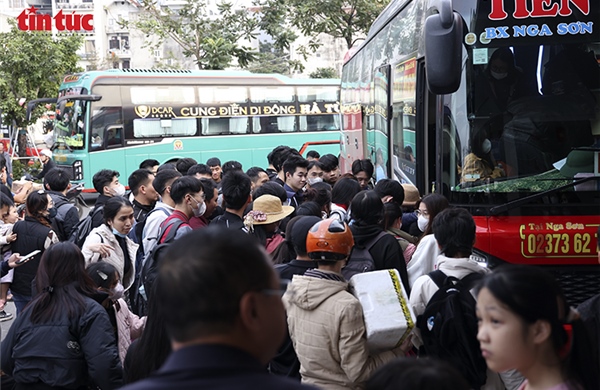 Bến xe Hà Nội đông nghịt khách trước kỳ nghỉ Tết Dương lịch