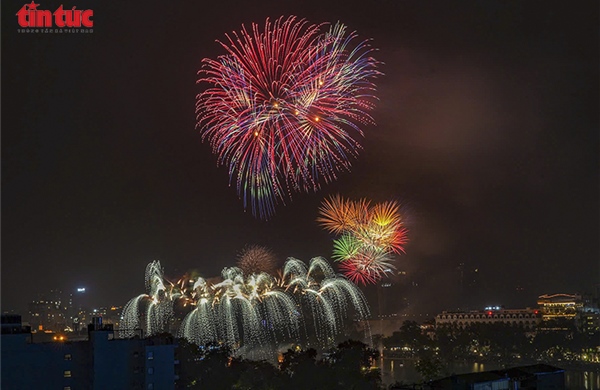 Pháo hoa rực sáng bên Hồ Gươm đón chào năm mới 2026