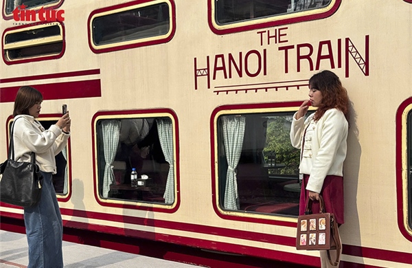 Đoàn tàu 'Hà Nội 5 cửa ô' hút khách dịp nghỉ Tết Dương lịch 2026
