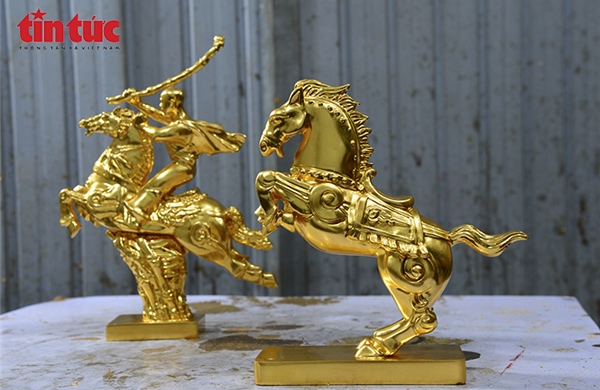 Tinh xảo ngựa linh vật dát vàng 24k hút khách dịp Tết Bính Ngọ