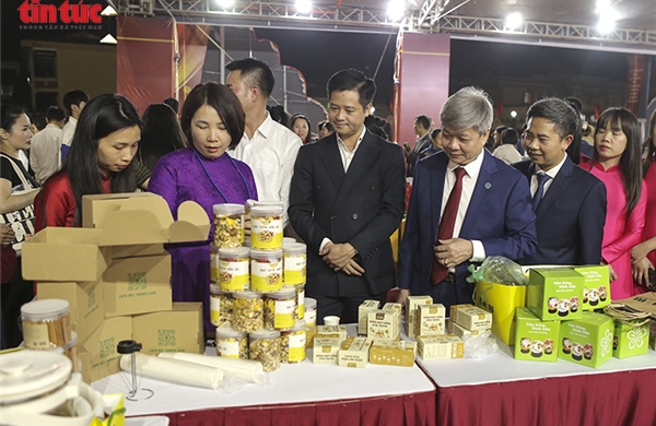 Không gian mua sắm, trải nghiệm Tết cổ truyền tại Hội chợ Hoa Xuân Bính Ngọ 2026 ở Kiều Phú