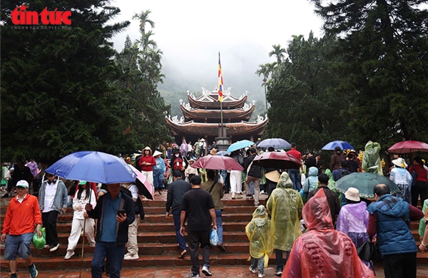 Du khách 'đội mưa' khai hội Chùa Hương 