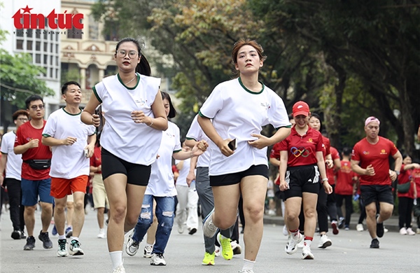 Hình ảnh đông đảo người dân hưởng ứng Ngày chạy Olympic 2026 vì sức khỏe toàn dân