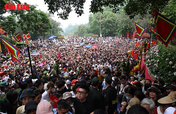 Người dân thành kính hướng về Đền Hùng trong ngày Giỗ Tổ