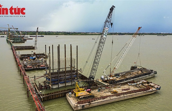 Cầu Hồng Hà trên sông Hồng dần lộ diện sau hơn 6 tháng thi công