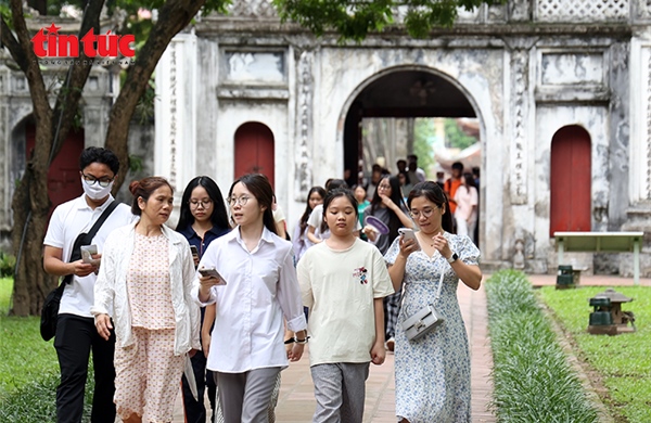 Sĩ tử gửi kỳ vọng tại Văn Miếu trước kỳ thi tốt nghiệp THPT