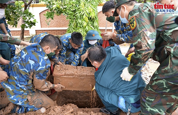 Dầm mưa lấy mẫu ADN tại nghĩa trang Đan Phượng