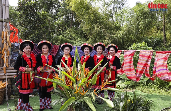 Người dân nô nức vui chơi tại Làng Văn hóa dịp nghỉ lễ 2/9