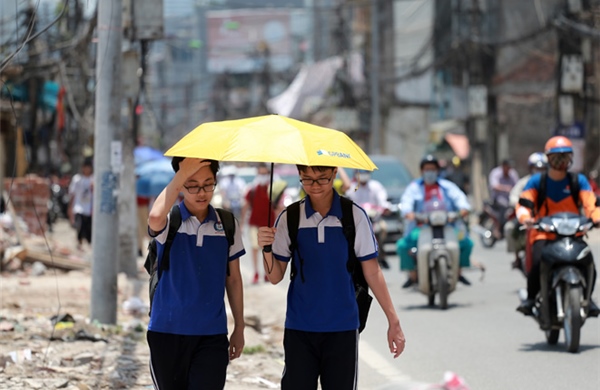 Thời tiết ngày 15/7: Mưa lớn cục bộ, lốc, sét, mưa đá ở nhiều khu vực, Trung Bộ nắng nóng gay gắt