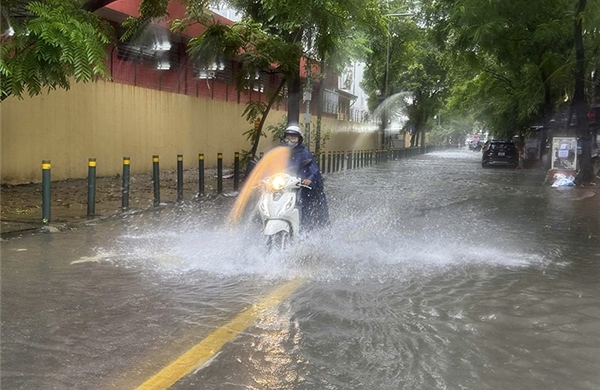 Thời tiết ngày 18/4: Mưa dông diện rộng ở Bắc Bộ, cảnh báo lốc sét và nguy cơ lũ quét, sạt lở