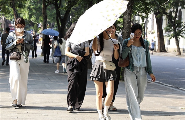 Thời tiết ngày 12/4: Bắc Bộ tăng nhiệt, Nam Bộ duy trì oi bức, chiều tối có dông