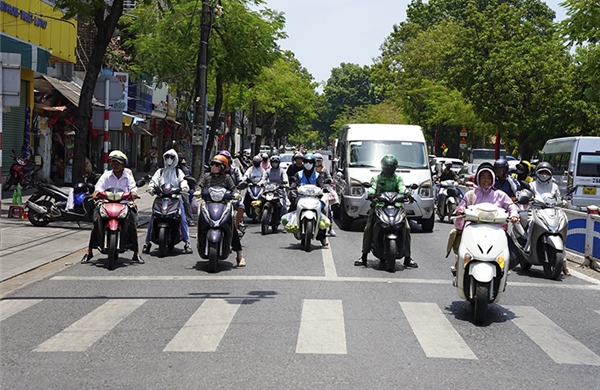 Thời tiết ngày 13/4: Đông Bắc Bộ mưa dông chiều tối, Trung Bộ nắng nóng đặc biệt gay gắt