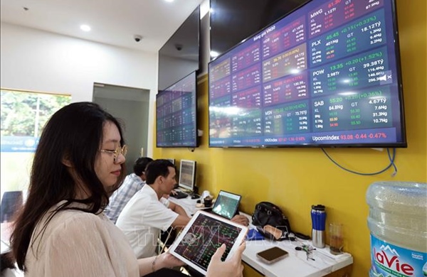  Nhiều ý kiến xung quanh việc áp thuế lãi bán chứng khoán 